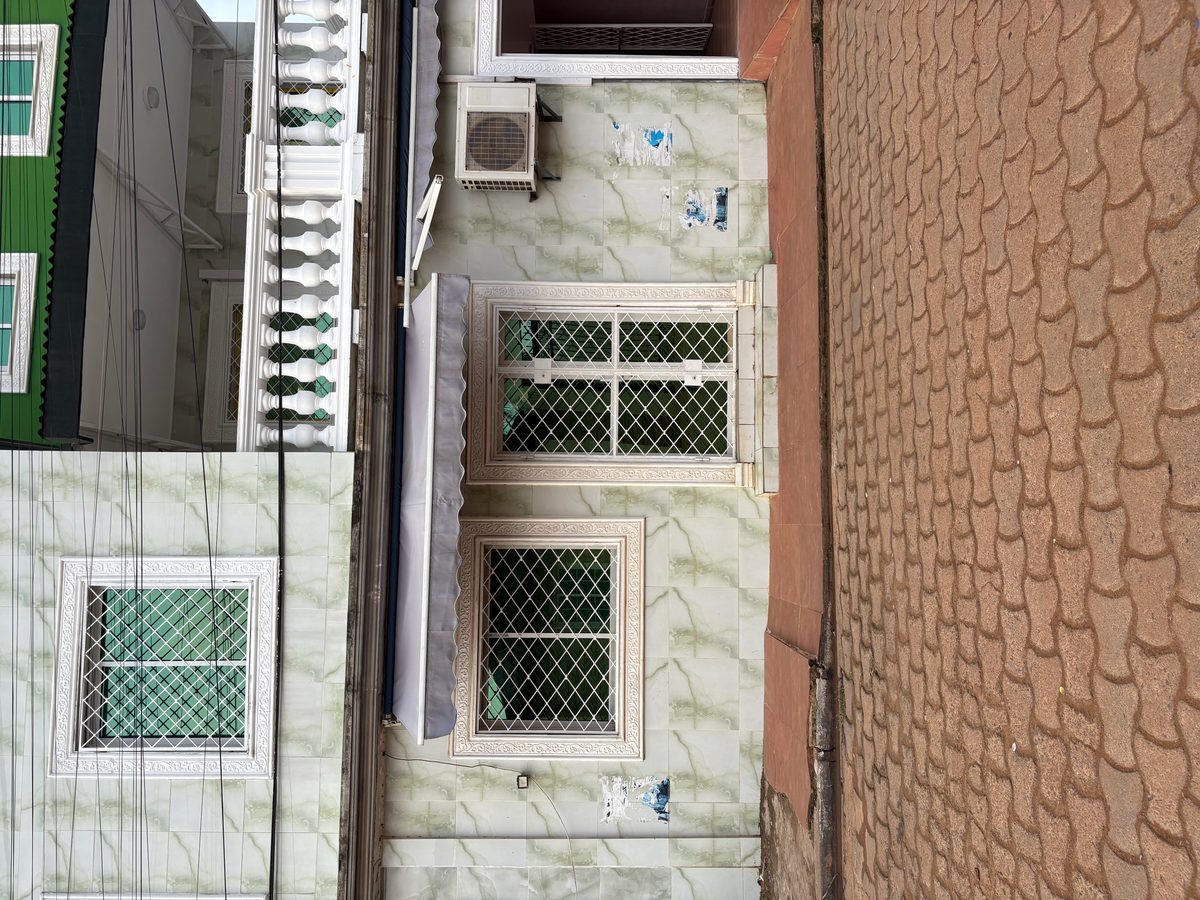 Intérieur du snack Chez Okaba avec écran de télévision pour regarder les matchs de foot et espace convivial